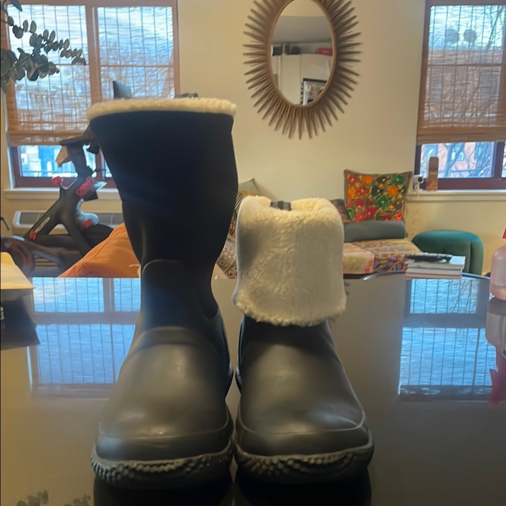 Cozy Black Winter Boots with White Fur Lining